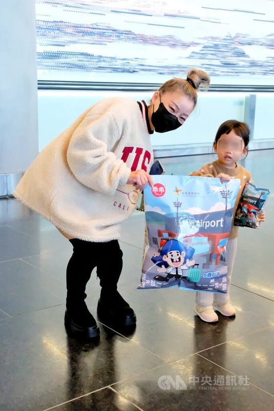 機場公司訂製「北登啟用限定款乖乖」在試營運首日送給旅客，包裝上印有「Taoyuan Airport」字樣及北登機廊廳外觀。中央社記者吳睿騏桃園機場攝　114年12月1日