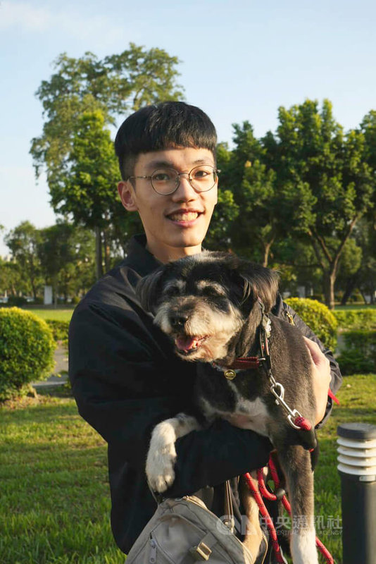 屏東大學學習輔助犬「毛毛」已12歲，在服役6年後榮退，由常與毛毛同出任務的屏大校友宋承諭（圖）領養。中央社記者黃郁菁攝　114年12月1日