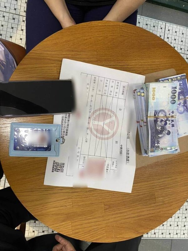 台中市7旬男子透過網路交友認識1名理財專員，以投資股票為由交付新台幣22萬元，警覺遭遇投資詐騙而報案，警方利用雙方第3次面交時逮獲準備取款的女車手，並查扣手機、收款憑證等相關證物。（民眾提供）中央社記者郝雪卿傳真  114年12月1日