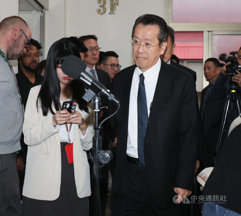 國防部長顧立雄（前右）1日赴立法院外交及國防委員會，列席報告「軍人薪資待遇結構現行作法檢討及未來調整規劃」並備質詢。圖為會前顧立雄準備接受聯訪回應媒體提問。中央社記者謝佳璋攝  114年12月1日