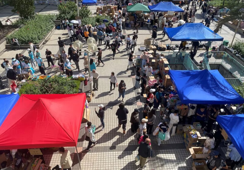 香港宏福苑大火後，民眾11月28日前往志工架設的物資收集點，為受災居民提供援助。（路透社）