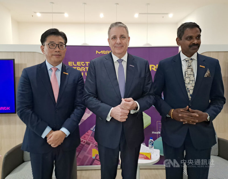 默克（Merck）高雄半導體科技旗艦園區1日落成，默克董事會副主席貝克曼（Kai Beckmann）（中）在記者會表示，高雄半導體科技旗艦園區為默克電子科技事業體迄今全球最大單一投資，將滿足未來人工智慧（AI）應用需求。右為默克電子科技事業體全球薄膜科技事業執行副總裁冉紓睿（Surésh Rajaraman）、左為台灣默克集團董事長李俊隆。中央社記者潘智義攝　114年12月1日