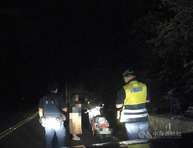 陳姓女子（中）日前騎機車至台中太平山區遊憩，卻在產業道路迷路，且汽油將用盡，請求警方協助。員警順利引導陳女至主幹道，以巡邏車載返派出所安置，並通知家人到場。（翻攝照片）中央社記者蘇木春傳真　114年12月1日