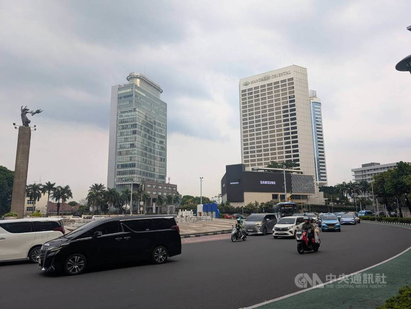 印尼首都雅加達高聳入雲的摩天大樓櫛比鱗次，一棟棟設計感強烈的現代建築，玻璃幕牆在熱帶陽光下閃耀光芒，勾勒出繁華壯麗的國際都會天際線。中央社記者周永捷雅加達攝  114年12月2日