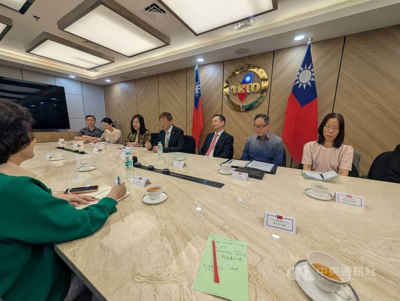 台灣和印尼關係雙邊主要以經貿為主，駐印尼代表洪振榮（右3）接受中央社訪問表示，細數台印尼雙邊在各項領域的長足進展，歸根究柢來自人民與人民間的連結和情感。中央社記者周永捷雅加達攝  114年12月2日