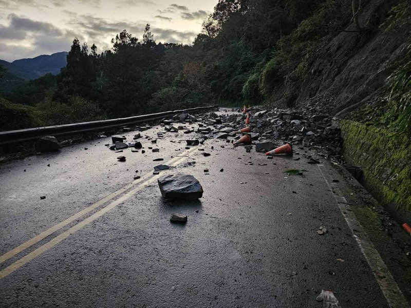 位在宜蘭縣的太平山國家森林遊樂區聯外道路「宜專一線」8.5公里處，2日上午7時許發生上邊坡土石崩塌，雙向受阻，農業部林業及自然保育署宜蘭分署已派人員機具進駐搶修。（宜蘭分署提供）中央社記者沈如峰宜蘭縣傳真 114年12月2日