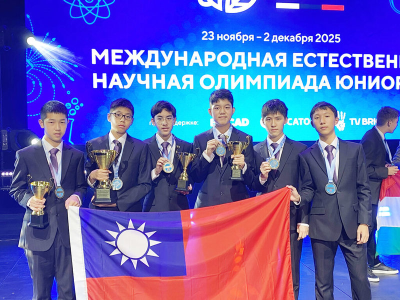 台灣學子參加第22屆國際國中科學奧林匹亞競賽，6名選手摘下4金2銀，總成績在與會的24國排名第2。左起為蕭睿希、康睿騰、林鈺洋、馬宇辰、潘又睿、姜翔。（教育部提供）中央社記者陳至中台北傳真　114年12月2日