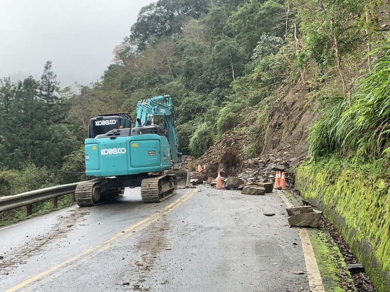 宜蘭太平山國家森林遊樂區聯外道路「宜專一線」8.5公里處2日發生上邊坡土石崩塌，交通雙向受阻宣布休園。後經農業部林業及自然保育署宜蘭分署動員進駐搶修，預定3日上午10時恢復開園。（宜蘭分署提供）中央社記者沈如峰宜蘭縣傳真　114年12月2日