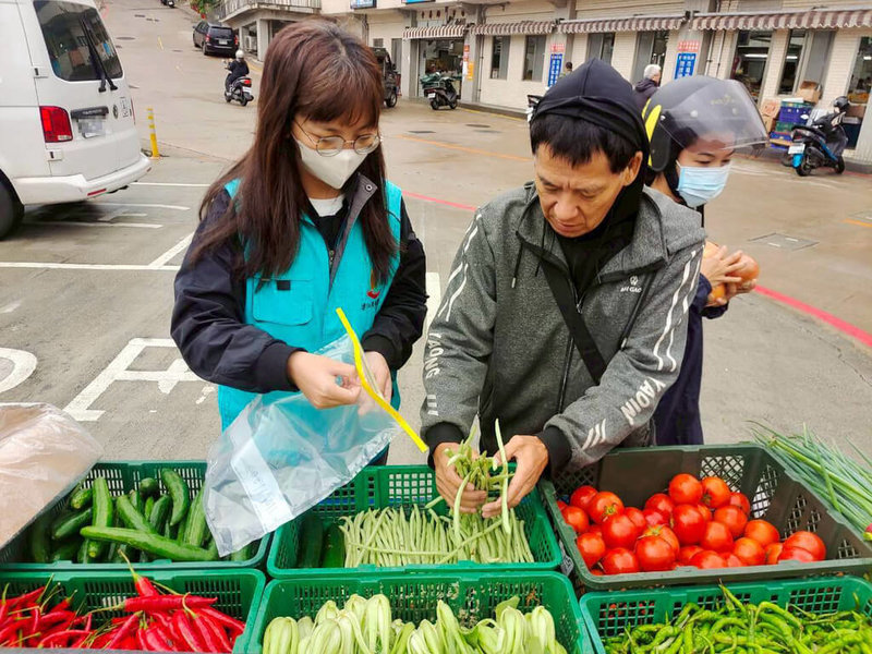 為維護居民食品安全，連江縣衛生局日前進行食品抽檢，人員前進傳統市場、超市等地抽檢15件蔬果，檢驗結果全數合格。圖為衛生局人員至攤商採樣過程。（連江縣衛生局提供）中央社記者潘欣彤傳真　114年12月2日