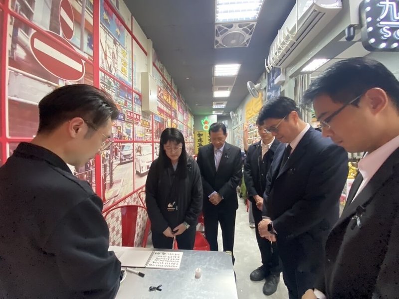 香港大埔宏福苑火災造成嚴重傷亡，在台港人自發設置在台弔唁點，陸委會主委邱垂正與陸委會港澳蒙藏處處長兼策進會秘書長盧長水等人2日前往致意。（策進會提供）中央社記者廖文綺傳真　114年12月2日