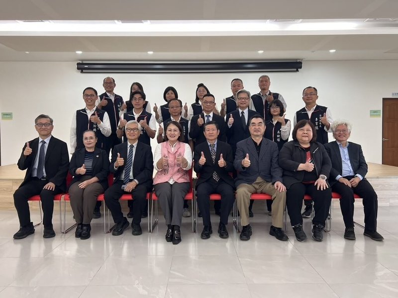 考試院副院長許舒翔（前排右4）等人2日赴雲林縣元長鄉公所進行拜會與業務交流座談，盼能了解第一線實務困境、讓改革貼近機關需求，解決在地問題。（考試院提供）中央社記者賴于榛傳真　114年12月2日