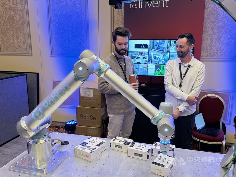 雲端服務供應商AWS自1日起在美國拉斯維加斯舉辦re:Invent年度大會，現場展示由德國新創公司RobCo開發的模組化機械手臂，可執行拾取、放置物品等任務。中央社記者吳家豪拉斯維加斯攝 114年12月2日