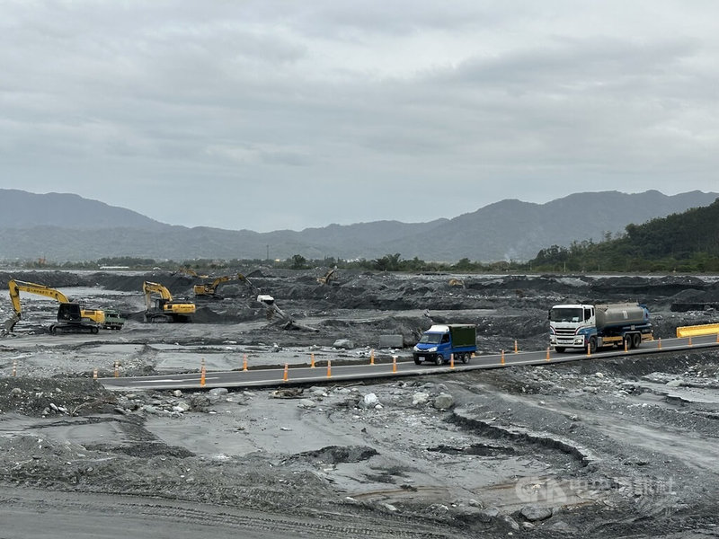 立法院2日通過「花蓮馬太鞍溪堰塞湖災後重建特別預算」，花蓮縣政府感謝朝野跨黨派立委支持。圖為馬太鞍溪便道及相關疏濬情形。中央社記者李先鳳攝　114年12月2日