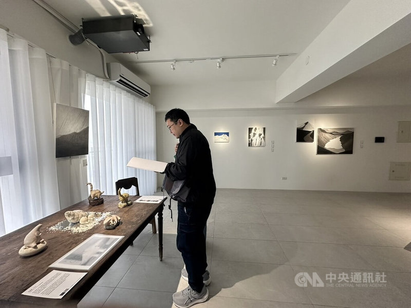 意識畫廊近日與高雄建商合作，將接待中心打造成藝術展覽空間，展出藝術家阿咧、 徐永進、徐凡軒、徐橘喵、高定等作品。賞屋空間充滿藝術氣息，聯展吸引不少民眾參觀，展覽至21日。中央社記者林巧璉攝 114年12月2日