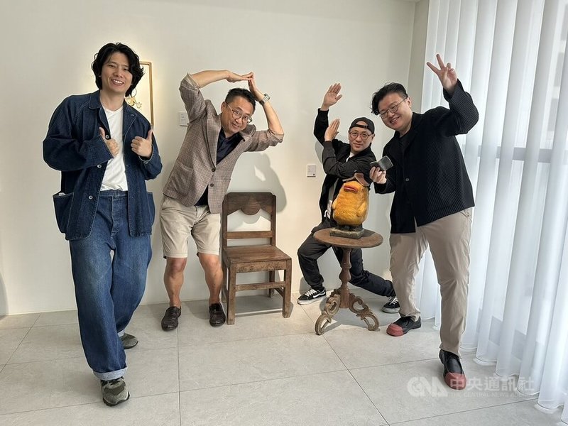 藝術家「阿咧」（右2）因作品充滿幽默感廣受喜愛，近日他帶著作品返回高雄辦聯展，圖為作品「書鴨」，以紓壓的諧音意思打造鴨子與書本，相當富有童趣、幽默。中央社記者林巧璉攝 114年12月2日