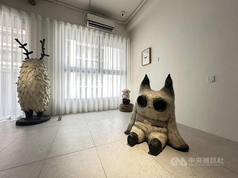 意識畫廊近日與高雄建商合作，將接待中心打造成藝術展覽空間，藝術家「阿咧」因作品充滿幽默感廣受喜愛，近日他帶著作品返回高雄辦聯展，與藝術家徐永進、徐凡軒、徐橘喵、高定等一起展覽。中央社記者林巧璉攝 114年12月2日