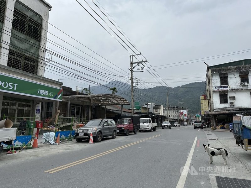 花蓮馬太鞍溪堰塞湖災後逾2個月，光復鄉災區生活漸恢復正常，火車站前中正路堪稱光復鄉相當熱鬧的一條街，雖已清理完畢，但街道仍呈灰色調，相當冷清。中央社記者李先鳳攝　114年12月2日