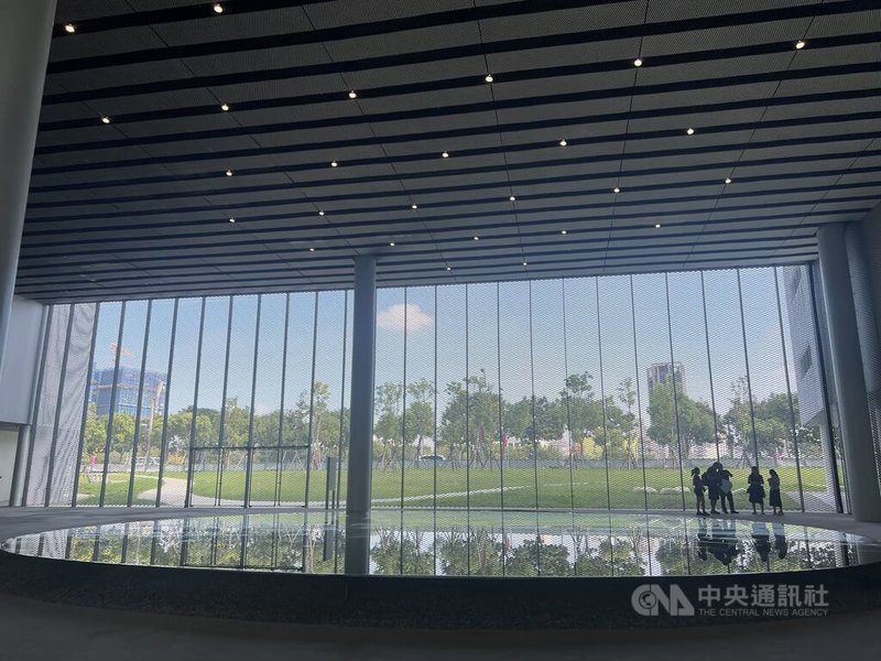 台中市立美術館與圖書館共構的台中綠美圖由普立茲克建築獎（Pritzker Architecture Prize）得主妹島和世及西澤立衛設計，13日開館。圖為台中綠美圖大廳。中央社記者郝雪卿攝　114年12月2日