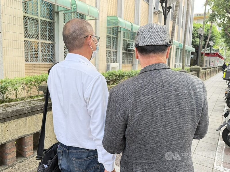 男子呂國昭因叛亂罪遭判死刑且已槍決，其胞弟呂敏達（右）、姪子呂明崇（左）2日赴台灣高等法院出庭，庭上主張呂國昭為政治受難者，請求開啟再審並除罪。中央社記者劉世怡攝 114年12月2日