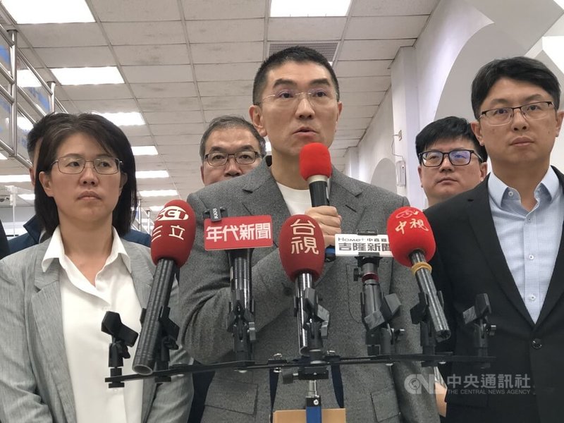 基隆河水源近日受到油污染，讓許多用戶自來水出現油味。有議員批評市府反應慢半拍，市長謝國樑（前中）2日受訪時表示，這起事件還是現在進行式，市府仍在處理相關問題，對於議員的質疑予以尊重。中央社記者王朝鈺攝　114年12月2日