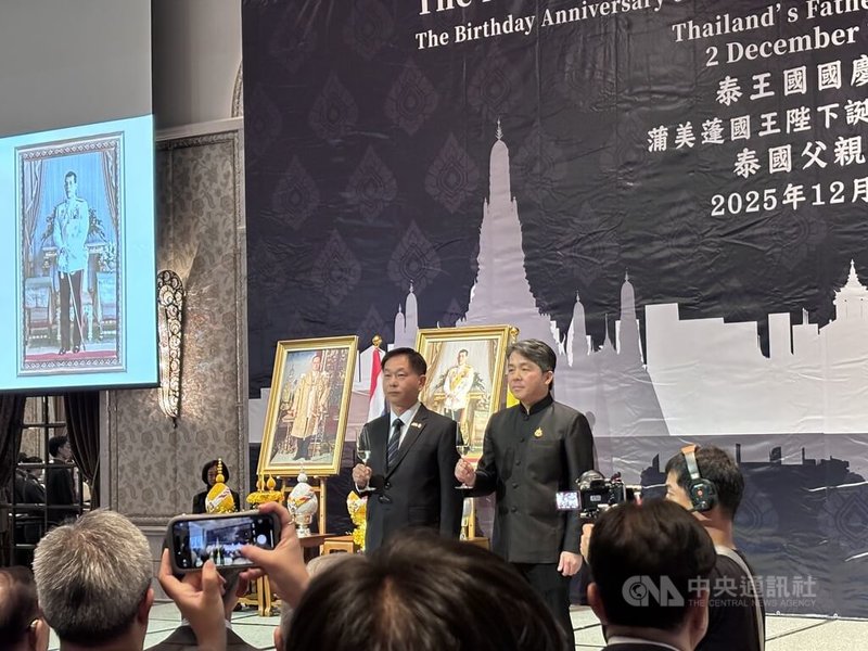泰國貿易經濟辦事處2日舉辦泰王國國慶活動，，由泰國駐台代表文那隆（Narong Boonsatheanwong，右）主持，外交部常務次長葛葆萱（左）出席致詞。中央社記者楊堯茹攝　114年12月2日