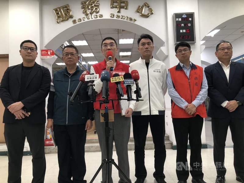 基隆市源遠路溝渠發現新污染物，因西勢水庫僅剩3天供水量，若基隆河水質未改善，暖暖區、仁愛區高地區域約3萬5000戶，3天後將預防性停水，市長謝國樑（左3）、立委林沛祥（右3）與台水公司2日受訪說明。中央社記者王朝鈺攝 114年12月2日