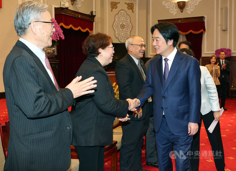 總統賴清德（前右）2日在總統府接見「2025年北美各地台灣會館、台灣中心暨台灣協會回國訪問團」，感謝眾人長期在海外的支持，成為台灣堅實的後盾。中央社記者郭日曉攝　114年12月2日