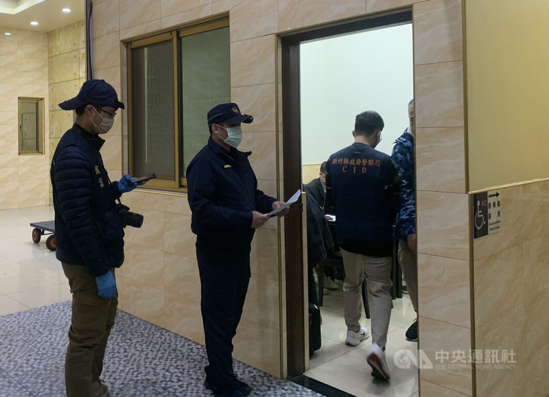 新竹縣警察局2日指出，竹縣員警114年度預算員額為1347人，實際員額為1180人，但因應竹縣人口成長率高，警方勤務質量指標急速增長，115年度擬補足預算員額。圖為竹縣警方執勤情形。中央社記者郭宣彣攝　114年12月2日