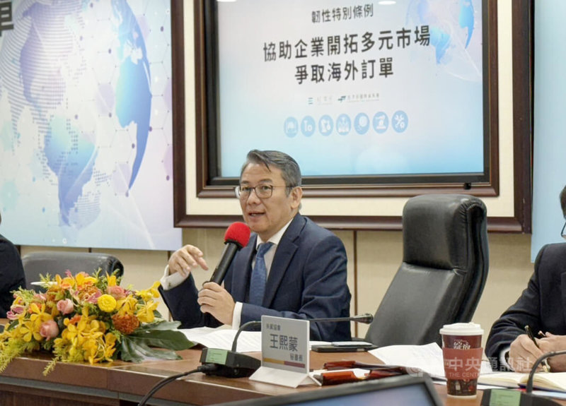經濟部2日推出「協助企業開拓多元市場、爭取海外訂單」拓銷方案，經濟部國際貿易署長劉威廉說明方案細節。中央社記者曾智怡攝 114年12月2日
