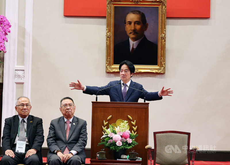 總統賴清德（右）2日在總統府接見「2025年北美各地台灣會館、台灣中心暨台灣協會回國訪問團」，賴總統致詞時表示，身為總統有3大使命，第1是要讓國家更安全，第2就是發展經濟，第3則是要照顧好人民。中央社記者郭日曉攝　114年12月2日