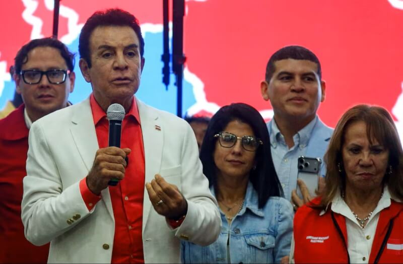 宏都拉斯自由黨總統候選人納斯拉亞（前左）。（路透社）