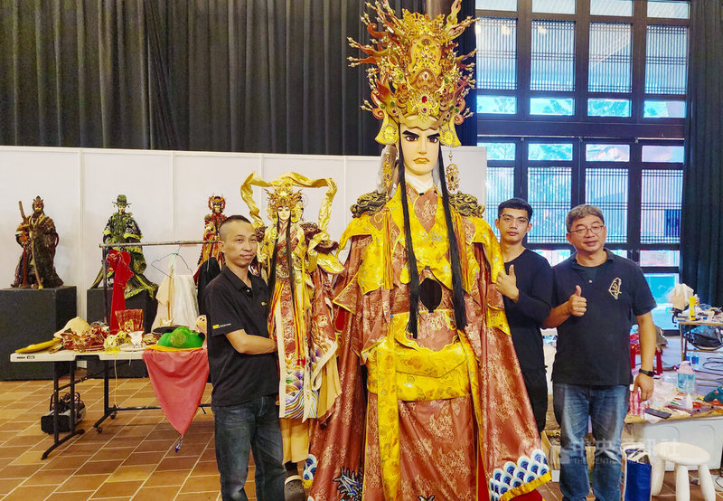 「來嘉玩偶」創藝布袋戲嘉年華12月6日至14日在嘉縣表藝中心登場，由三昧堂創意木偶團隊為2026年台灣燈會製作的3公尺巨型布袋戲偶「王孫大使」將首度曝光。中央社記者蔡智明攝  114年12月2日