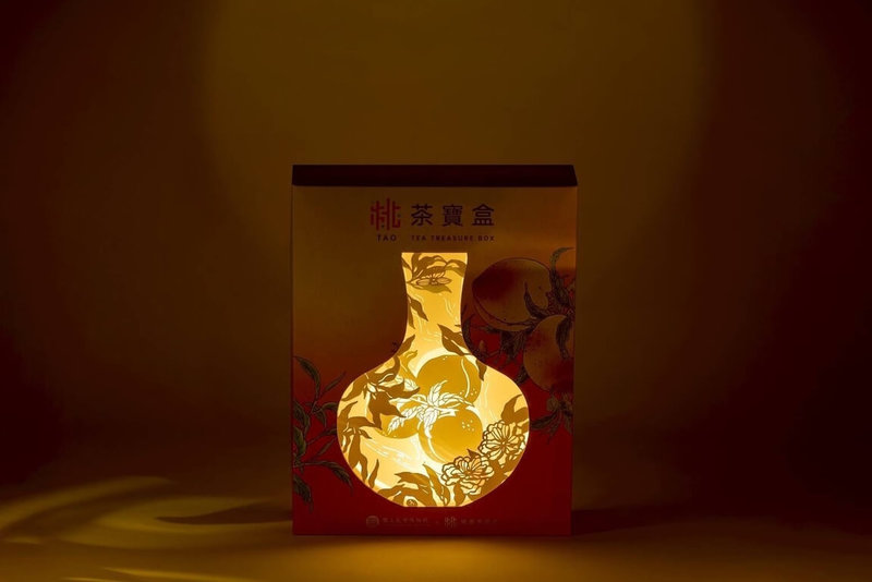 桃園市政府首度與國立故宮博物院合作推出聯名禮盒「桃茶寶盒」，精巧的紙雕設計透過多層次堆疊與光影穿透，呈現故宮文物與茶文化相融的靜謐意境，讓禮盒也成為具收藏價值的藝術燈飾。（桃園市政府農業局提供）中央社記者吳睿騏桃園傳真　114年12月2日