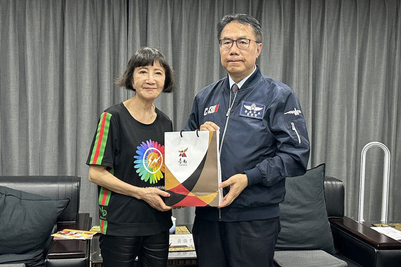 日台商務促進會會長今角友美（左）2日到台南市政府拜會台南市長黃偉哲（右），雙方在農業、教育旅行等多個領域意見交流。（台南市政府提供）中央社記者楊思瑞台南傳真　114年12月2日