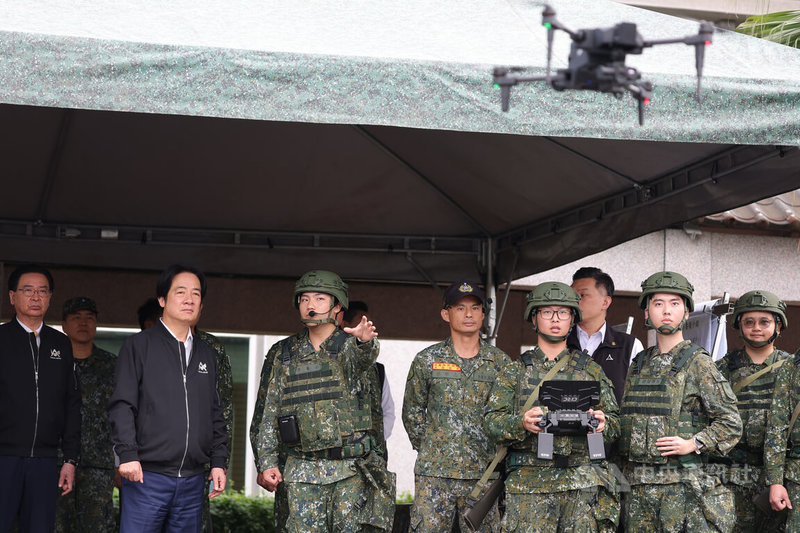 總統賴清德（前左2）2日上午赴宜蘭利工體育館視導宜蘭縣後備旅步3營教育召集訓練，賴總統觀看教召人員實施操作無人機操作訓練。中央社記者翁睿坤攝 114年12月2日