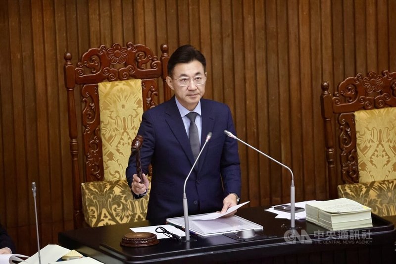 立法院2日三讀通過職業安全衛生法部分條文修正草案,將職場霸凌防治正式入法,圖為立法院副院長江啟臣敲槌通過法案。中央社記者王飛華攝 114年12月2日