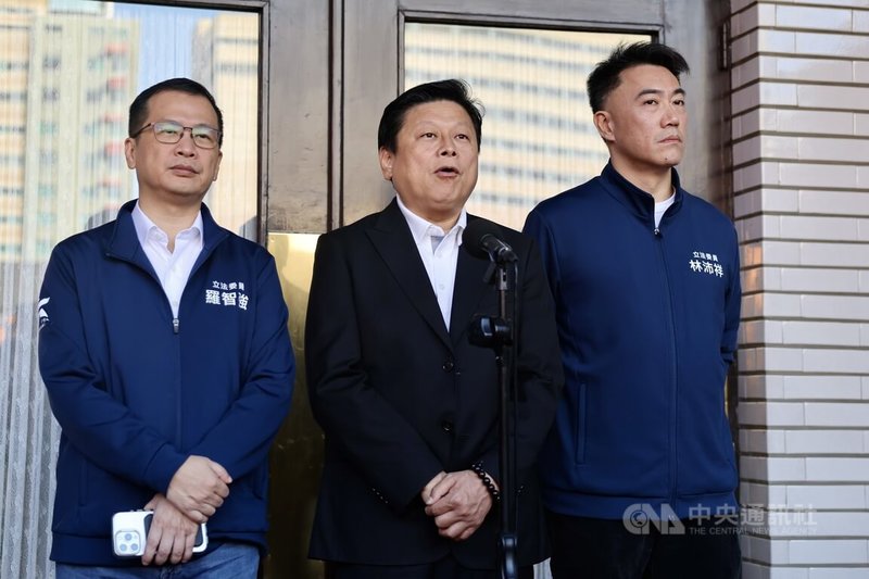 民進黨希望行政院提出的新台幣1.25兆元國防特別條例草案及財劃法修法版本，可以透過程序委員會排入5日立法院會議程，國民黨團總召傅崐萁（中）2日在立法院說，賴總統必須到國會，向全民說清楚，必須先讓人民了解再決定，立法院要幫人民看緊荷包。中央社記者王飛華攝　114年12月2日