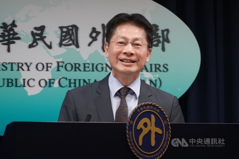 外交部2日舉行例行記者會，由條法司長李憲章進行業務概況報告以及回答媒體提問。中央社記者楊堯茹攝 114年12月2日