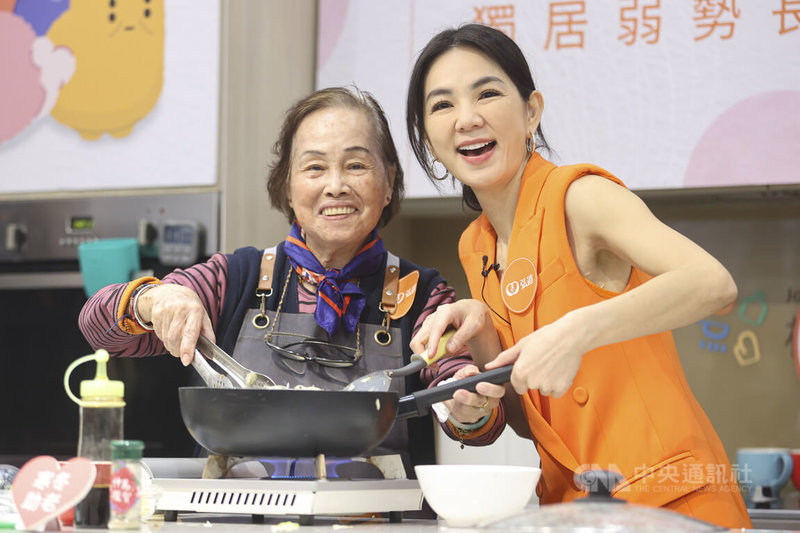 弘道老人福利基金會公益大使、歌手陳嘉樺（Ella）（右）為力挺基金會「寒冬助老　刻不容緩」獨居弱勢長輩關懷計劃，2日出席記者會和長者一同掌廚煮團圓餐，邀請大家一起愛心響應，用愛助老不孤單。中央社記者鄭清元攝　114年12月2日