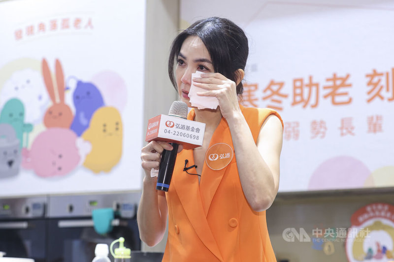 弘道老人福利基金會發起「寒冬助老　刻不容緩」獨居弱勢長輩關懷計畫，基金會公益大使陳嘉樺（Ella）（圖）2日應邀出席記者會，致詞時一度激動落淚。中央社記者鄭清元攝　114年12月2日