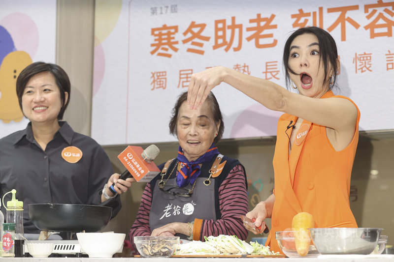 弘道老人福利基金會2日為「寒冬助老　刻不容緩」獨居弱勢長輩關懷計畫舉辦記者會，邀請公益大使陳嘉樺（Ella）（右）出席號召各界響應，她與長者一同掌廚料理，高聲大呼「沒切到手」，逗樂現場眾人。中央社記者鄭清元攝　114年12月2日