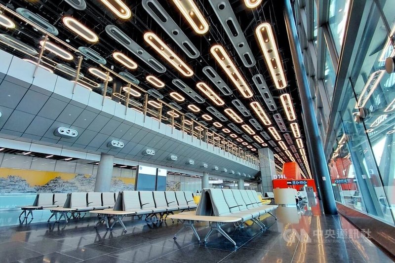 桃園國際機場第3航廈北登機廊廳2日進入試營運第2天，桃機公司安排3家國籍航空公司共6班機約979名旅客使用，感受新航廈的設施設備。中央社記者吳睿騏桃園機場攝　114年12月2日