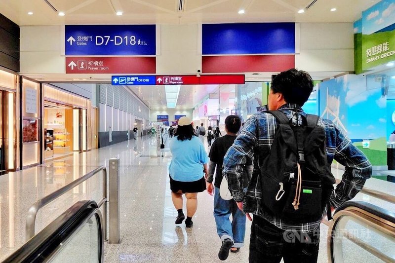 桃園國際機場第三航廈北登機廊廳試營運2日進入第2天，有旅客覺得透過第二航廈進出距離較遠，但也認為等第三航廈正式啟用後就可改善；也有人建議盡速增設機場捷運第三航廈站等。中央社記者吳睿騏桃園機場攝　114年12月2日