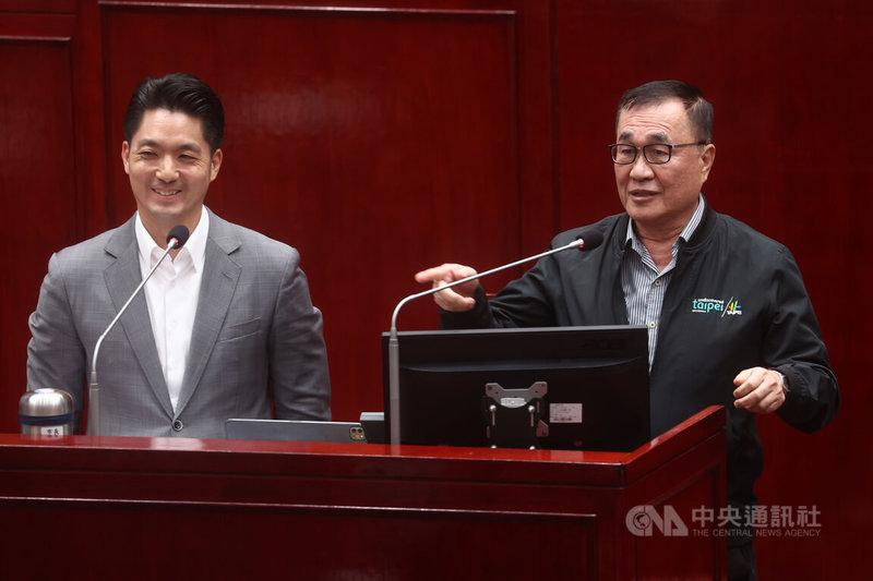 台北市議會2日繼續進行市政總質詢，民進黨籍議員張文潔質詢時關注副市長李四川（右）的未來動向，詢問李四川會不會陪市長蔣萬安（左）走到任期最後。李四川對此並未把話說死，只說反正都會在他旁邊。中央社記者王騰毅攝　114年12月2日