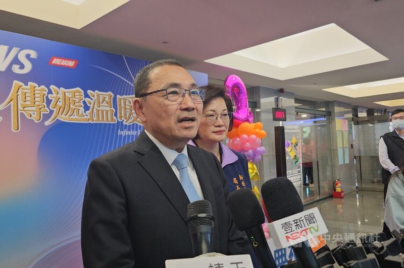 新北市長侯友宜（左）針對淡北道路施工挖斷水管釀淡水停水問題表示，一定會追究廠商疏失的責任，已經設立窗口，受理民眾求償，以確保市民朋友的權益。中央社記者王鴻國攝 114年12月2日