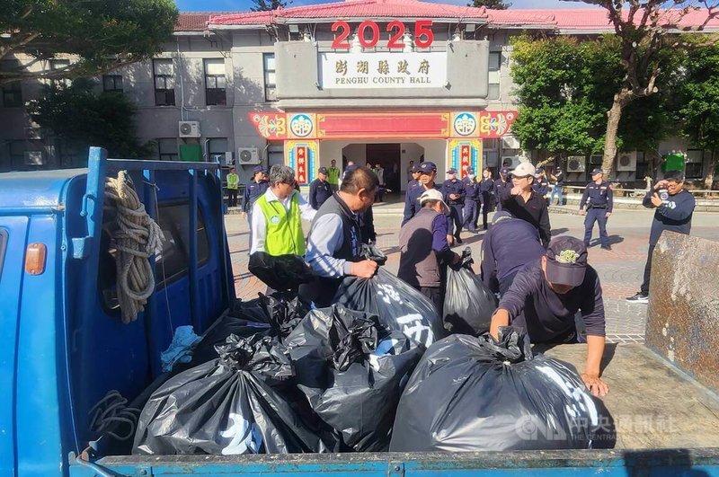 澎湖湖西鄉各界代表近60人，2日針對澎湖紅羅垃圾衛生掩埋場引發的火燒山問題，還帶了1市5鄉垃圾置放在縣府前廣場，齊聚向澎湖縣政府陳情，齊盼共同早日處理垃圾問題，警方也出動警力在現場戒護，陳情過程平和。中央社   114年12月2日