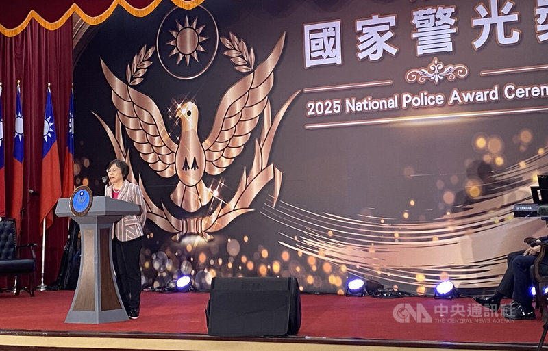 內政部長劉世芳（左）2日出席114年度國家警光獎頒獎典禮，致詞時表示，這個獎項已舉辦9年，大家都知道警察工作非常辛苦，只要人民有需求之處，都看得到警察除暴安良、保家衛國，要向全國警察說聲辛苦了。中央社記者黃麗芸攝　114年12月2日