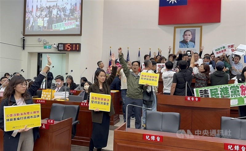 新竹市議會第11屆第6次定期會2日進行提案審議，民進黨團上午占領主席台、無法開議；下午國民黨團及新聯線政團以人數優勢搶回主席台，讓議長許修睿能敲槌宣布開議，不過表決過程中場面仍是相當混亂。 中央社記者魯鋼駿攝　114年12月2日