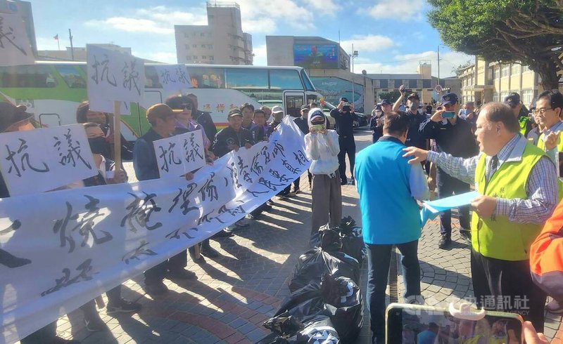 澎湖湖西鄉各界代表近60人，2日針對澎湖紅羅垃圾衛生掩埋場引發的火燒山問題，還帶了1市5鄉垃圾置放在縣府前廣場，齊聚向澎湖縣府陳情，縣長陳光復（右）出面接受陳情書，齊盼共同早日處理垃圾問題，警方也出動警力在現場戒護，陳情過程平和。中央社   114年12月2日