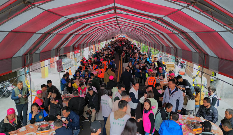 彰化縣「2025永靖謝平安家年華」13、14日將登場，其中梅花平安宴預計席開338桌。圖為往年活動盛況。（頂新和德文教基金會提供）中央社記者鄭維真傳真　114年12月2日